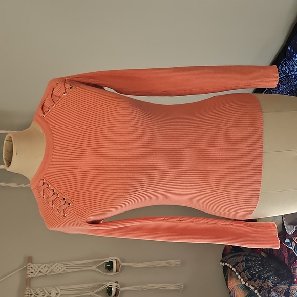 Montgomery Post - Crew Neck Raglan Fitted Ribbed Top - Picture 6 of 12